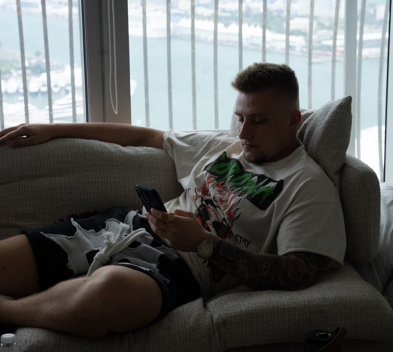 UR Bulk SMS Sender application interface showing message template, sending options, and iPhone with automated messages